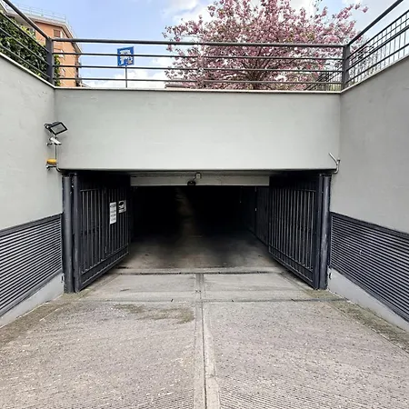 3 Bedroom Flat With Private Parking And Metro At 4 Mins Walk * Rome