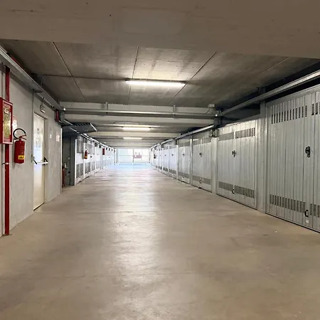 3 Bedroom Flat With Private Parking And Metro At 4 Mins Walk *